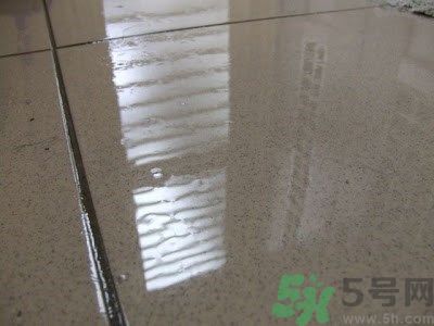 家里地板返潮怎么辦？墻上流水是怎么回事？