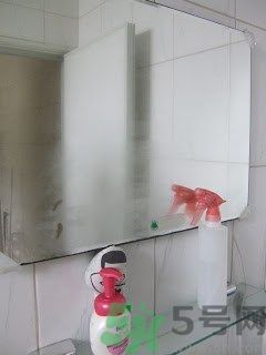 家里地板返潮怎么辦？墻上流水是怎么回事？