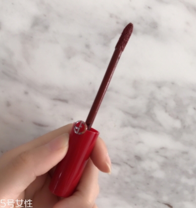 阿瑪尼紅管唇釉200是什么顏色？阿瑪尼紅管200唇部試色