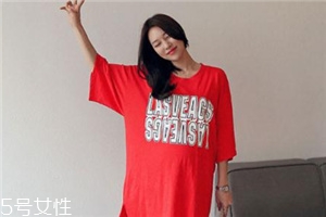 紅色t恤衫配什么褲子？紅色t恤這樣搭配褲子