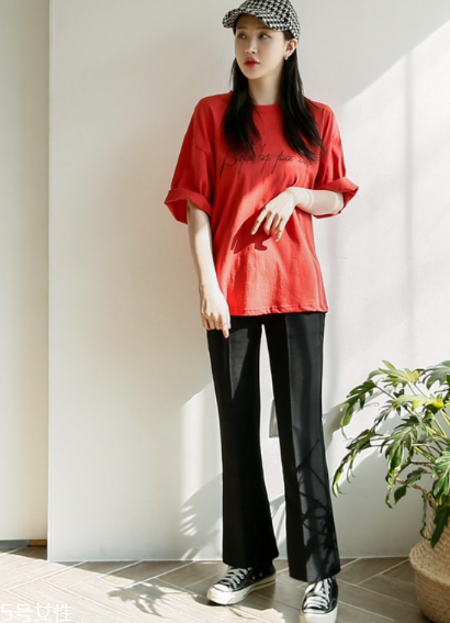 紅色t恤衫配什么褲子？紅色t恤這樣搭配褲子