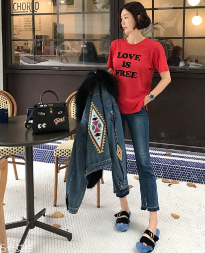 紅色t恤衫配什么褲子？紅色t恤這樣搭配褲子