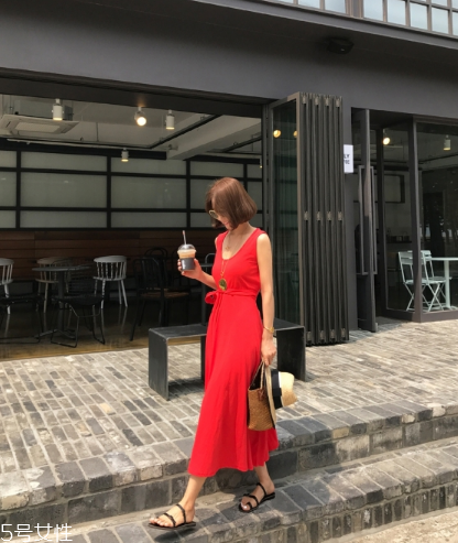 紅色連衣裙配什么鞋子好看？紅色連衣裙搭配鞋子示范