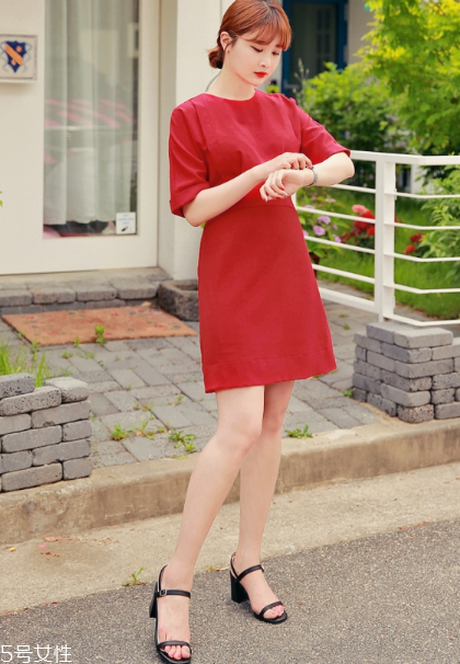 紅色連衣裙配什么鞋子好看？紅色連衣裙搭配鞋子示范