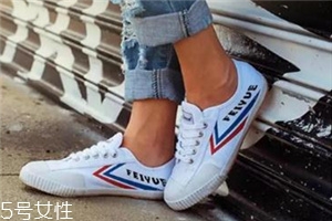 小白鞋前面擠腳怎么辦？小白鞋前面擠腳解決方法