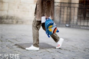 小白鞋為什么會(huì)發(fā)黃？小白鞋變黃的原因