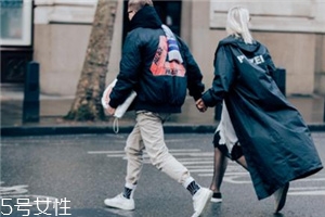 小白鞋染了黑色怎么辦？小白鞋染了黑色清洗方法
