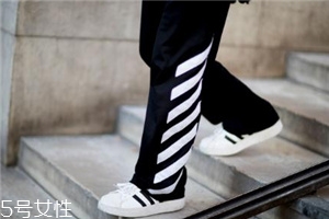 小白鞋有點(diǎn)頂腳怎么辦？小白鞋頂腳的解決方案