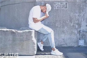 小白鞋要穿襪子嗎？穿小白鞋用不用穿襪子