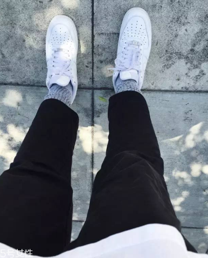 小白鞋上的泥怎么去除？小白鞋上的泥點清洗方法