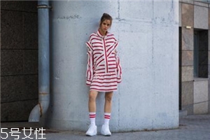 小白鞋沾墨水了怎么辦？小白鞋上的墨水去除方法