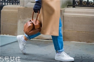 小白鞋蹭出黑條怎么辦？小白鞋黑印清洗方法