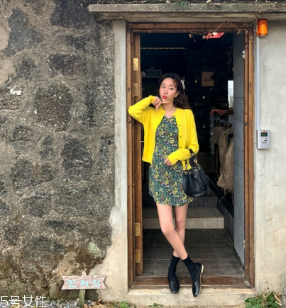 碎花連衣裙配什么外套？碎花連衣裙搭配外套圖片
