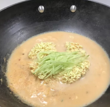牛奶辛拉面煮多久？牛奶辛拉面牛奶和水的比例