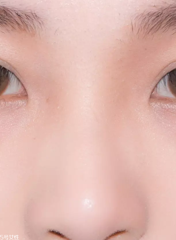 戴眼鏡要畫(huà)鼻影嗎 眼鏡妹的鼻影教程