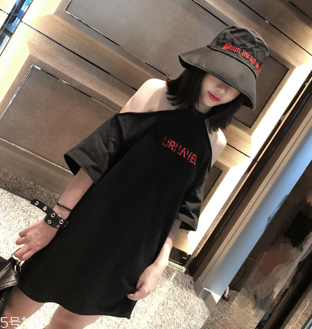 長(zhǎng)款t恤如何搭配？長(zhǎng)款t恤搭配技巧