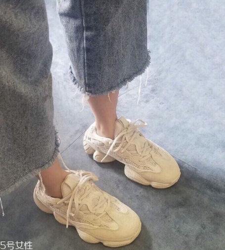 yeezy 500偏碼嗎？yeezy 500鞋碼標(biāo)準(zhǔn)嗎