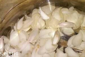 新鮮百合能泡水喝嗎？新鮮百合泡水好嗎？