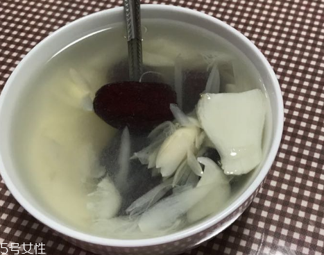 新鮮百合能泡水喝嗎？新鮮百合泡水好嗎？