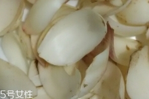 新鮮百合可以燉藕?jiǎn)?？新鮮百合燉藕好吃嗎？