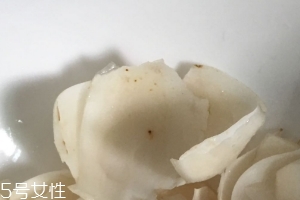 新鮮百合可以燉雞嗎？新鮮百合燉雞好吃嗎？