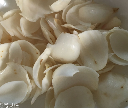新鮮百合可以燉雞嗎？新鮮百合燉雞好吃嗎？