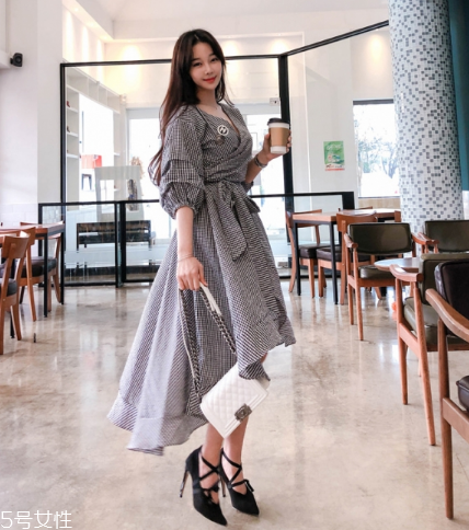 格子連衣裙搭配什么鞋子？格子連衣裙搭配技巧