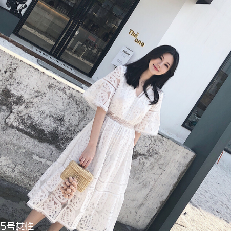 白色連衣裙怎么搭配？白色連衣裙搭配技巧