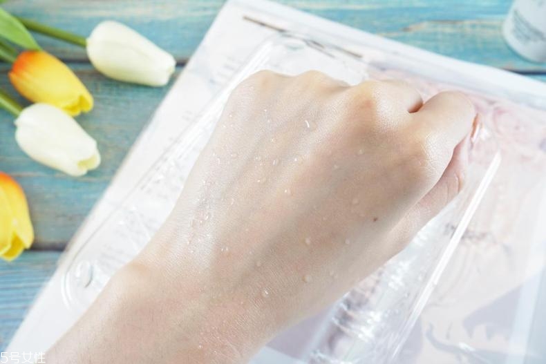 雅詩蘭黛晶透沁白防曬搖搖乳成膜快嗎？適合油痘皮嗎？