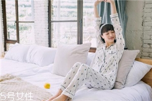 睡衣大點(diǎn)好還是小點(diǎn)好？睡衣買大的還是小的