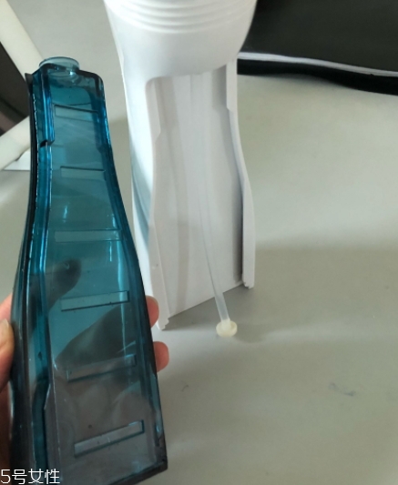 沖牙器和牙線哪個(gè)好？沖牙器和牙線的優(yōu)缺點(diǎn)