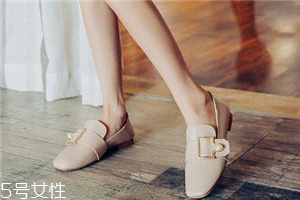 單鞋要買(mǎi)大還是買(mǎi)??？單鞋買(mǎi)大點(diǎn)還是小點(diǎn)好