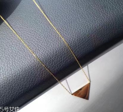 項(xiàng)鏈可以戴著睡覺嗎？項(xiàng)鏈睡覺戴好不好