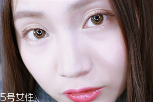 簡(jiǎn)單日常淡妝怎么畫好看 香檳色日常眼影的畫法圖解