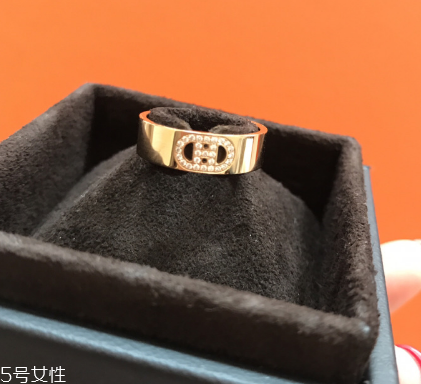 戒指為什么要戴在無名指上？戒指戴在無名指的含義