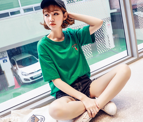 皮膚黃穿什么顏色顯白？適合黃皮女生的衣服顏色