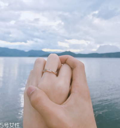 戒指戴中指是什么意思？戒指戴中指代表什么含義