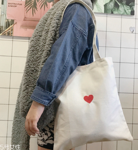 女生背什么包更甜美？適合甜美型女生的包包