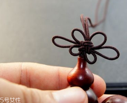 手鏈上的中國結怎么編？手鏈上的中國結編法教程