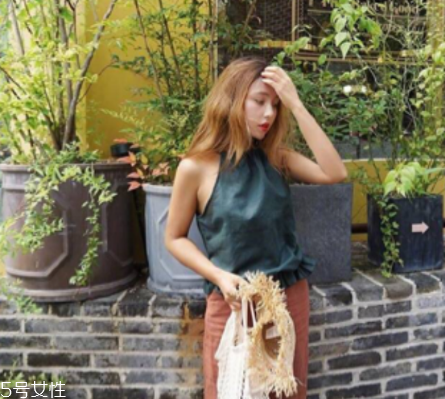 皮膚黑夏天穿什么顏色？黑皮膚適合什么顏色衣服