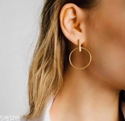 耳環(huán)可以戴著睡覺嗎？耳環(huán)能不能戴著睡覺