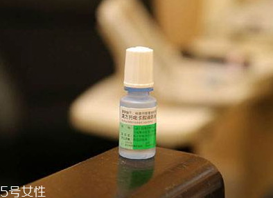眼藥水滴眼睛有點刺痛 眼藥水滴了刺痛正常嗎？