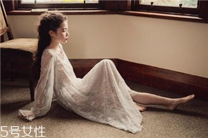 夏天穿什么樣的百褶裙好看？夏天適合穿什么百褶裙