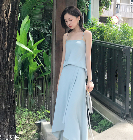 夏天穿什么顏色衣服顯白？夏天最顯白的衣服顏色
