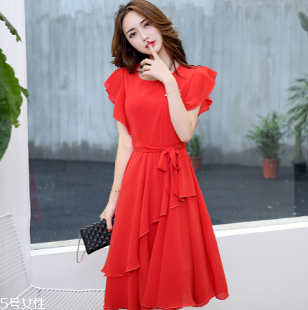 夏天穿什么顏色衣服顯白？夏天最顯白的衣服顏色