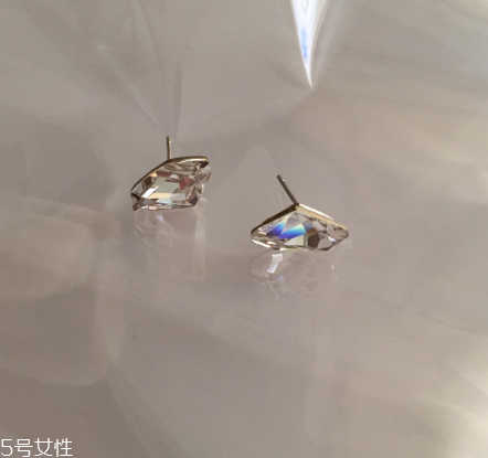 耳釘可以用鹽水消毒嗎？耳釘用鹽水消毒有用嗎