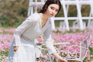小白裙怎么搭配？小白裙搭配技巧