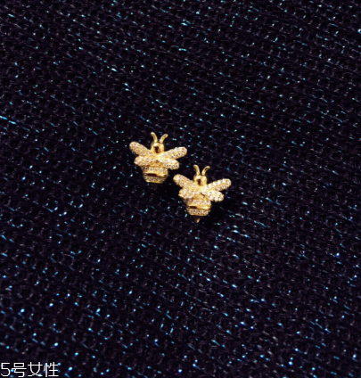 耳釘有血跡怎么清洗？耳釘上的血跡用什么洗？