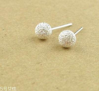 耳釘一定要打耳洞嗎？耳釘要有耳洞嗎？