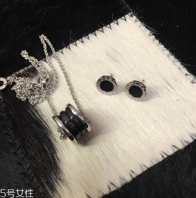 耳釘上有綠東西是什么？耳釘變綠了怎么清洗？